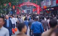 Phủ Tây Hồ chật kín người trong ngày đi làm đầu năm