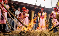 Gay cấn màn kéo lửa dưới mưa tại Lễ hội thổi cơm làng Thị Cấm