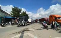 Xe máy tông vào đuôi xe đầu kéo, hai người tử vong