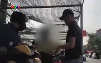 Bát nháo giá gửi xe trước cổng đền, chùa dịp đầu năm