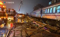 Hà Nội: Xe tải va chạm với tàu hỏa khi băng qua đường sắt, 4 người thương vong