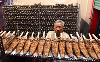 Phố cá lóc nướng tấp nập trước ngày vía Thần Tài