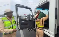 Tài xế nghi đột quỵ giữa cao tốc TP Hồ Chí Minh - Trung Lương được CSGT cứu kịp thời