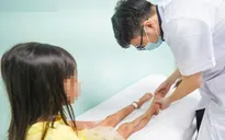 Tái tạo thành công cổ chân, cứu chi cho bé gái mắc ung thư sụn