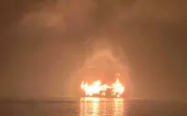 Cháy tàu du lịch trên vịnh Hạ Long, 41 người được cứu an toàn