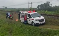 Đi bộ trên đường ray, người phụ nữ bị tàu hỏa đâm tử vong