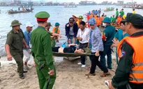 Lật ghe khi xem đua ghe ở Huế, 2 mẹ con tử vong