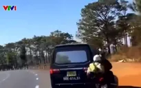 Chuyển làn không quan sát, ô tô gây tai nạn cho 2 người đi xe máy