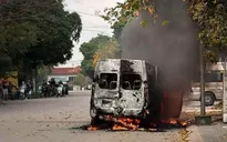 Xe ô tô 16 chỗ cháy rụi trên đường ở Bắc Ninh