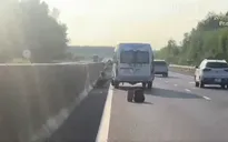 Dừng xe trên cao tốc đặt cảnh báo sai khoảng cách có thể bị phạt đến 14 triệu đồng