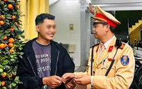 CSGT Hà Nội nhanh chóng xác minh, trao trả tài sản thất lạc cho du khách Quảng Ninh