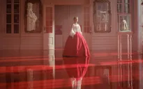 Tranh cãi xung quanh bộ sưu tập trang phục hào nhoáng, như "giấc mơ kỳ ảo" của phim "Đồi gió hú"