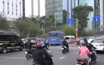 Nguy cơ ùn tắc và tai nạn do ô tô chen lấn, giành đường ở cầu Ba Son