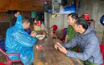 Lạc giữa rừng núi hiểm trở, du khách Mỹ được Công an xã cứu giúp