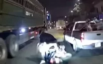 Công an làm việc với tài xế xe bán tải chèn ép làm 3 người đi xe máy ngã xuống đường