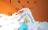 Hàng trăm tàu mắc kẹt tại eo biển Hormuz