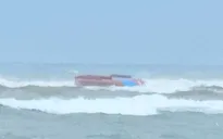 Lật tàu cá ở cửa biển Nhật Lệ