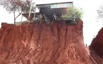 Nhiều nhà dân ở Đồng Nai chênh vênh sau khi hạ cốt nền đường