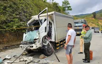 Giải cứu tài xế mắc kẹt trong ca bin sau vụ tai nạn giao thông trên đèo Lò Xo
