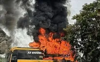 Hỏa hoạn thiêu rụi xe khách khi đang chờ đón công nhân