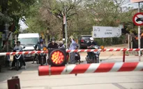 Hà Nội: Xử phạt tài xế taxi công nghệ vượt rào chắn đường ngang gây mất an toàn