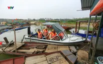 Hà Nội: Cảnh sát đường thủy đưa thông tin bầu cử đến với bà con sông nước