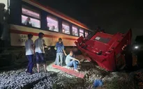 Xe tải vượt rào chắn mắc kẹt trên đường ray, bị tàu SE8 đâm trúng