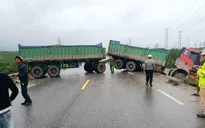 Xe máy va chạm xe đầu kéo, 2 người phụ nữ thiệt mạng