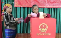 Cử tri vùng biên xã Trường Sơn vượt sông, băng rừng đi bầu cử sớm
