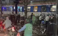 Hà Nội: Tàu hỏa va chạm với xe máy khiến 1 người tử vong