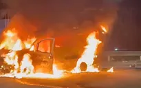 Xe tải van bốc cháy dữ dội ở TP Hồ Chí Minh, bị thiêu rụi sau 10 phút