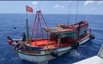 Cảnh sát biển kịp thời hỗ trợ ngư dân gặp tai nạn lao động trên biển