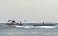 Cứu nạn thành công 5 ngư dân trên tàu cá bị lật khi đang vào cửa biển Nhật Lệ