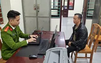 Tài xế ô tô tông văng người phụ nữ lên vỉa hè rồi rời khỏi hiện trường