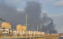 Tàu chở hàng trúng đạn, bốc cháy trên eo biển Hormuz