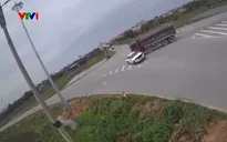 Phóng nhanh qua giao cắt, xe bán tải bị xe tải đâm xoay vòng