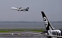 Nhiên liệu bay "đốt" lợi nhuận: Các hãng hàng không đồng loạt kích hoạt chế độ tăng giá