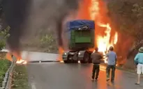 Xe đầu kéo bốc cháy khi đang lưu thông trên Quốc lộ 6, giao thông tắc nghẽn nhiều giờ