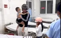 CSGT Đà Nẵng dùng xe đặc chủng đưa bé trai hóc dị vật đi cấp cứu trong đêm