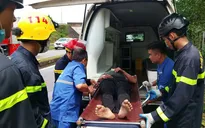 Xe đầu kéo gặp nạn, tài xế mắc kẹt trong cabin