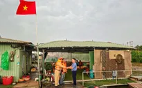 Cảnh sát đường thủy Hà Nội hỗ trợ phát thẻ cử tri tại xóm chài trên sông