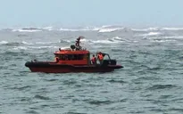 Quảng Trị: Sóng đánh chìm thuyền cá, một ngư dân mất tích