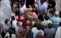 Bắt nhóm dàn cảnh giật dây chuyền nữ du khách tại khu tham quan Liên Hoa Bảo Tháp