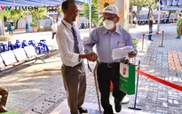 Cụ ông 93 tuổi chống gậy đi bầu cử, tự tay bỏ lá phiếu gửi gắm niềm tin