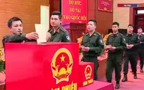 Cán bộ, chiến sĩ lực lượng vũ trang vừa bầu cử vừa ứng trực