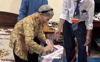 Hòm phiếu lưu động đến từng cử tri cao tuổi trong ngày bầu cử