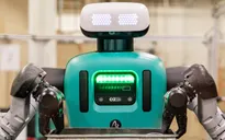 Robot hình người bắt đầu làm việc trong nhà máy phụ tùng ô tô