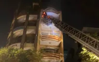 Cháy nhà trên đường Yersin (TP Hồ Chí Minh), kịp thời cứu 5 người mắc kẹt