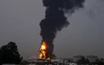 UAE hứng chịu thêm các vụ tấn công bằng tên lửa và UAV khiến sân bay Dubai bị gián đoạn