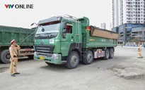 CSGT xử lý hàng loạt xe tải làm rơi vãi bùn đất trên đường phố Hà Nội
